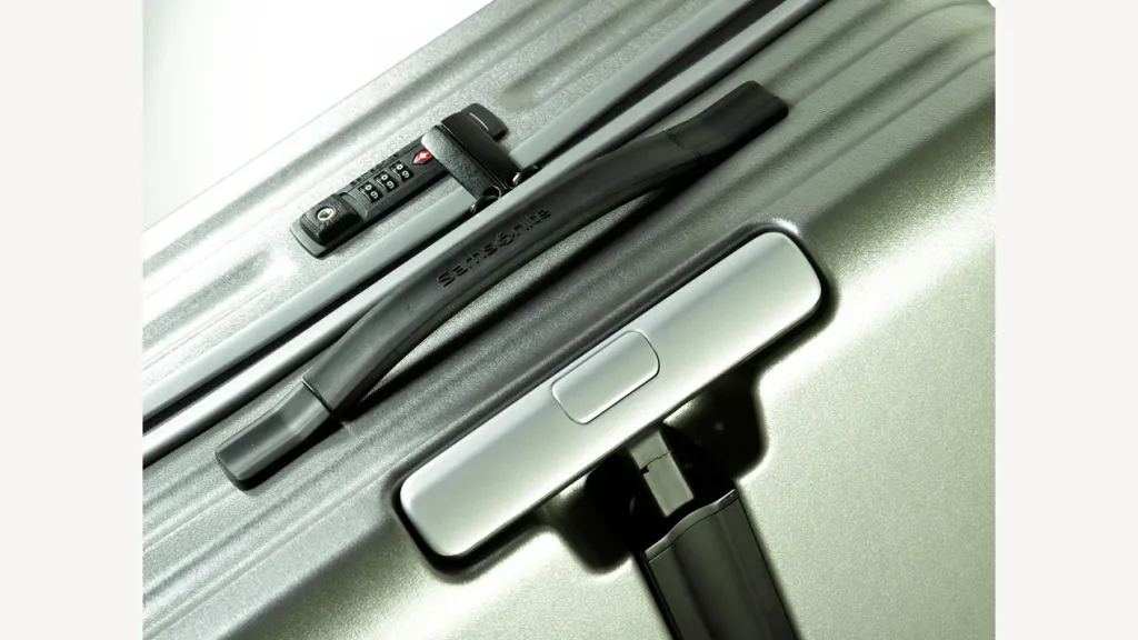 Detail of the lock and handle of a Samsonite Inova suitcase.