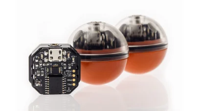 Drei kompakte INGU Pipers mit oranger Unterseite und sichtbarer Elektronik.