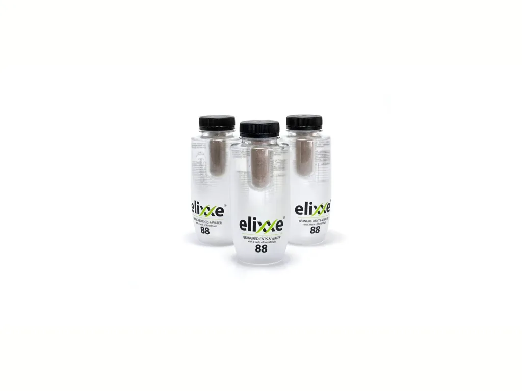 Drie Elixxe-flessen met transparante drank en zwarte doppen.