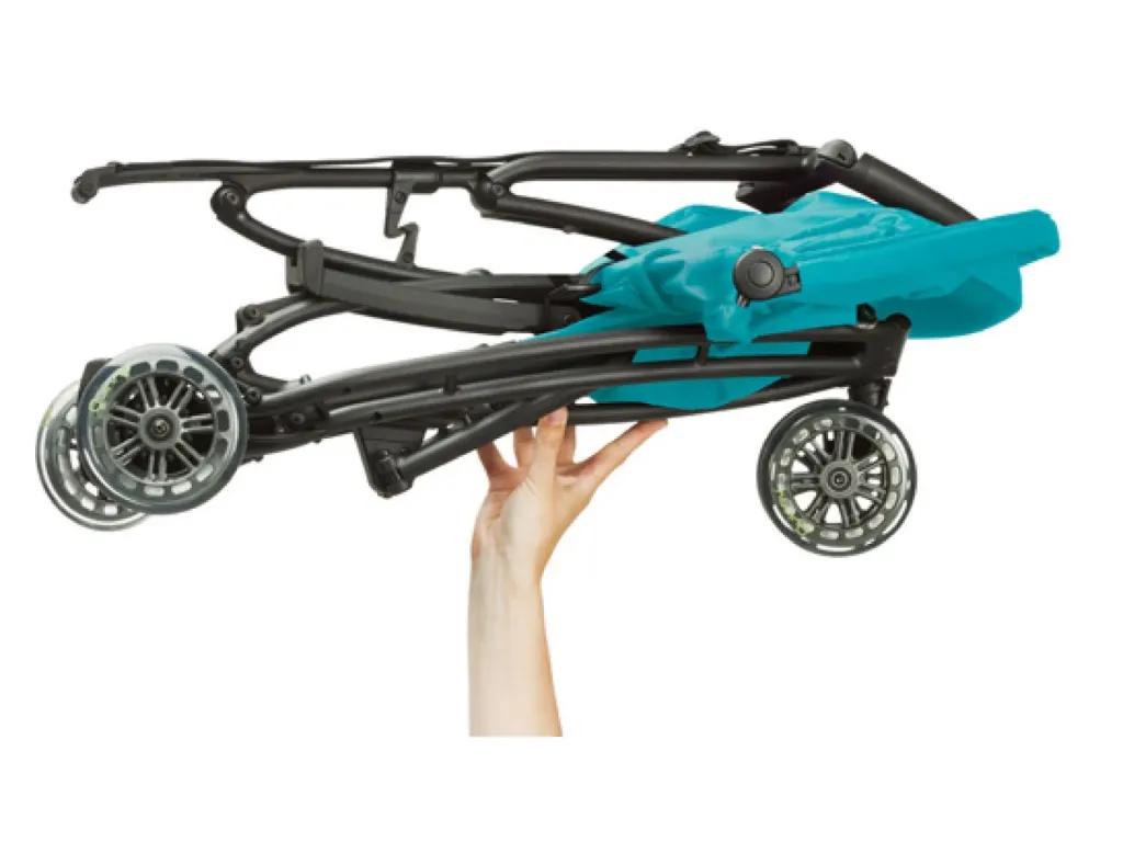 Een ingeklapte Quinny Yezz-buggy wordt op één hand gedragen.