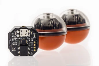 Drei kompakte INGU Pipers mit oranger Unterseite und sichtbarer Elektronik.