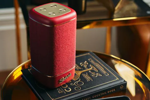 Rode Roberts Beacon-speaker op een bijzettafel.