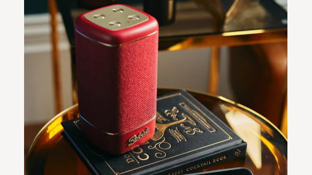 Rode Roberts Beacon-speaker op een bijzettafel.