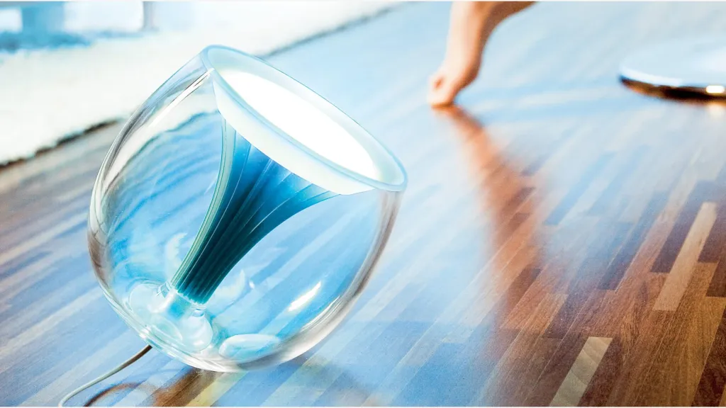Philips Living Color-lamp op een houten vloer.