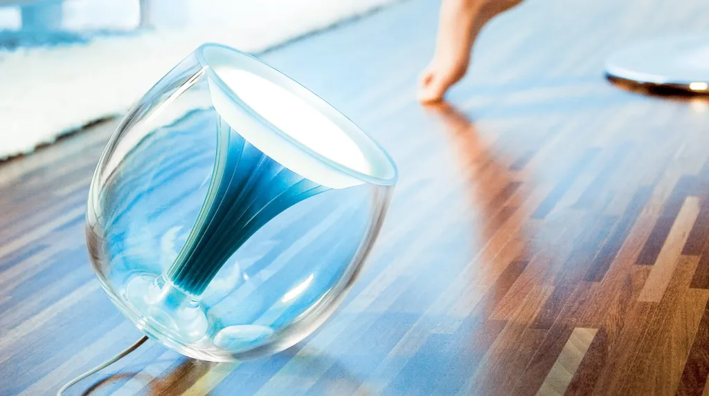 Philips Living Color-lamp op een houten vloer.