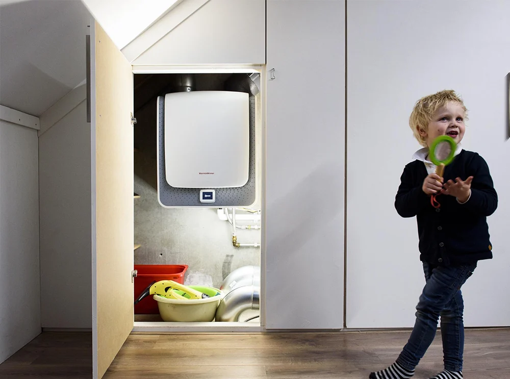 Eneco Wärmegewinner in einem Schrank im Haus installiert.