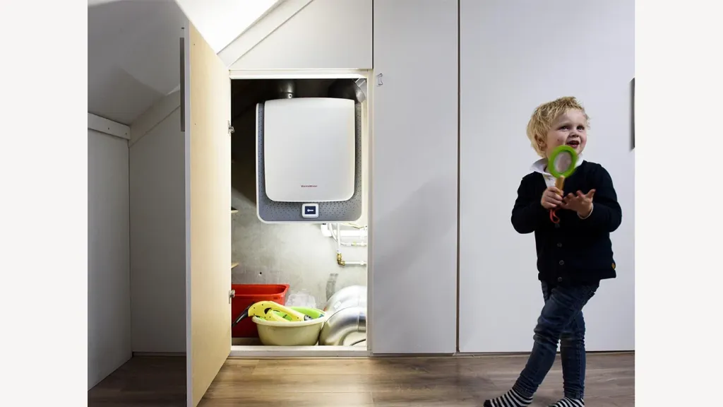 Eneco Wärmegewinner in einem Schrank im Haus installiert.