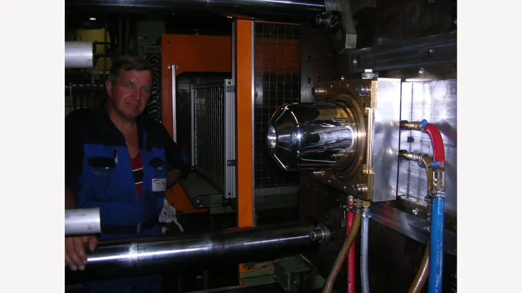 Productiegereedschap voor de Philips Living Color in een machine.