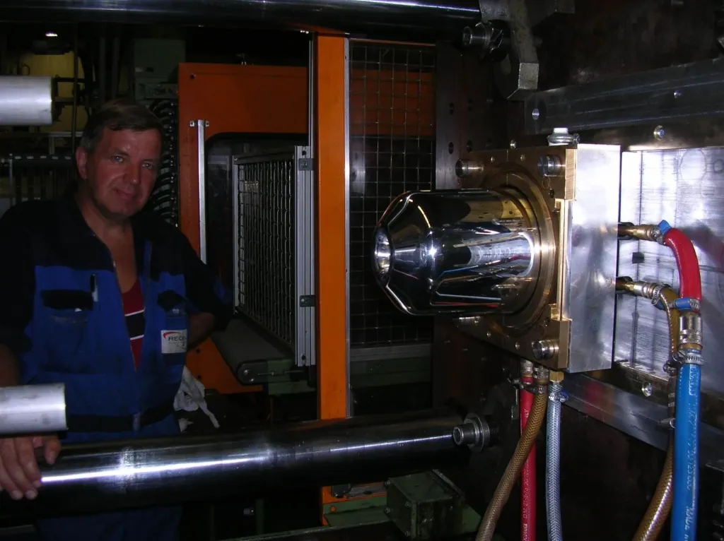 Productiegereedschap voor de Philips Living Color in een machine.