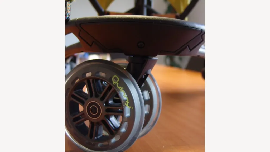 Detail of the wheel and plastic connection of the Quinny Yezz.
