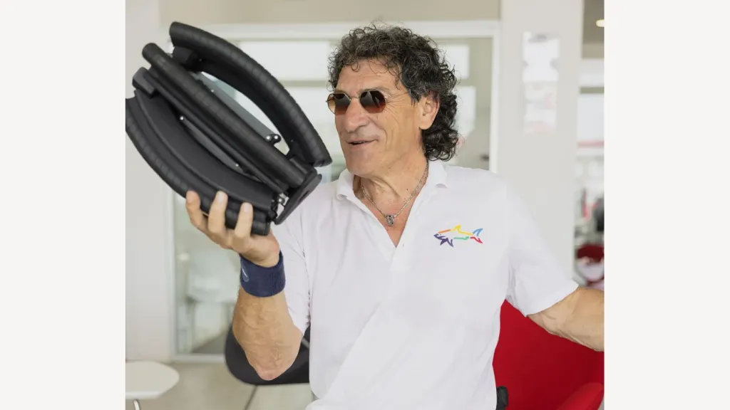 Eine Person hält ein zusammengefaltetes Revolve-Rad hoch.