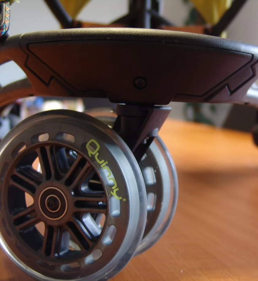 Detail of the wheel and plastic connection of the Quinny Yezz.