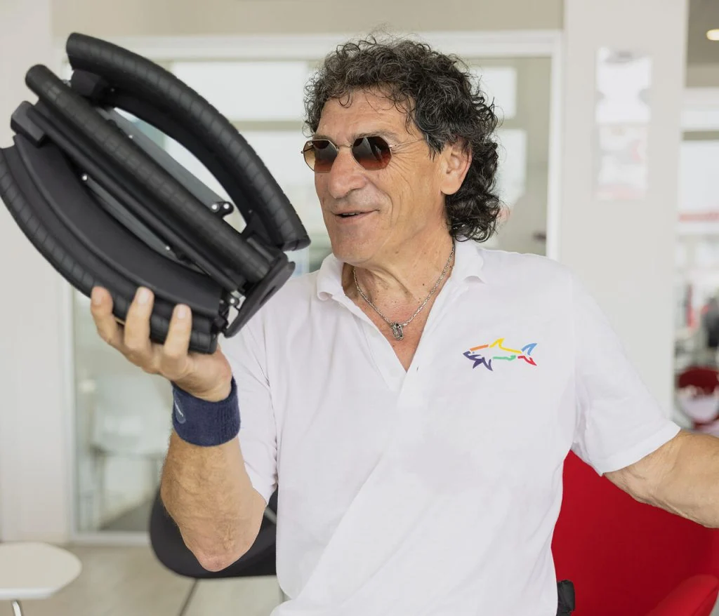 Eine Person hält ein zusammengefaltetes Revolve-Rad hoch.
