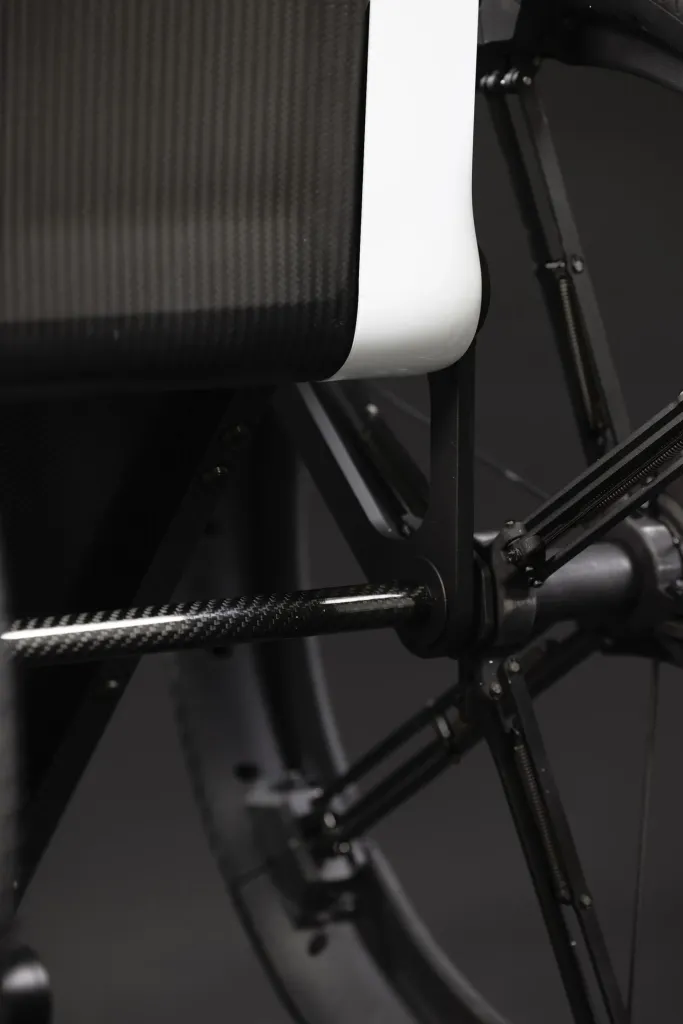 Detail der Rückenlehne und Rahmenkonstruktion des Revolve-Air-Rollstuhls.