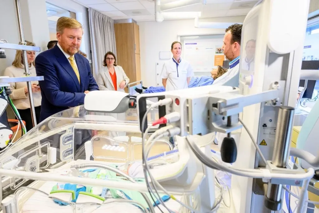 Team bespreekt een productopstelling bij een couveuse