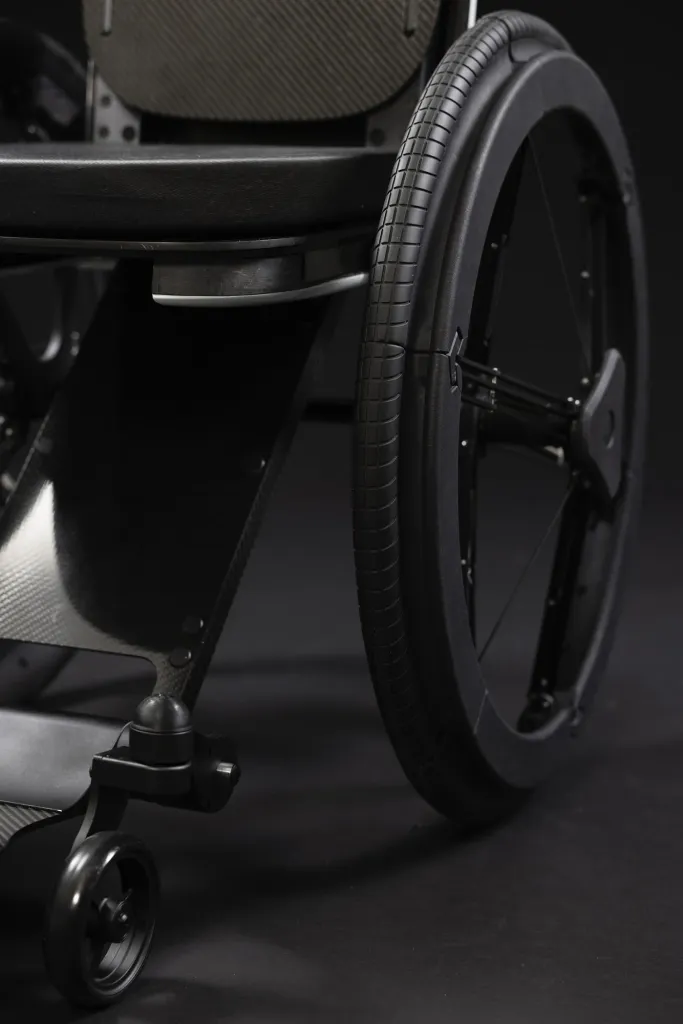 Detail eines Rads und des Rahmens des Revolve-Air-Rollstuhls.