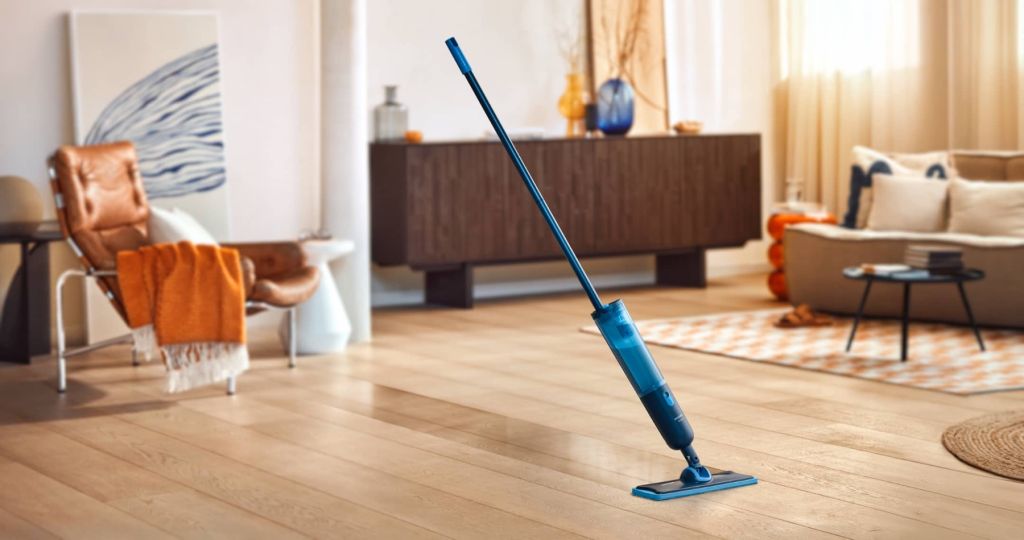 Philips OneUp e-mop in een woonkamer