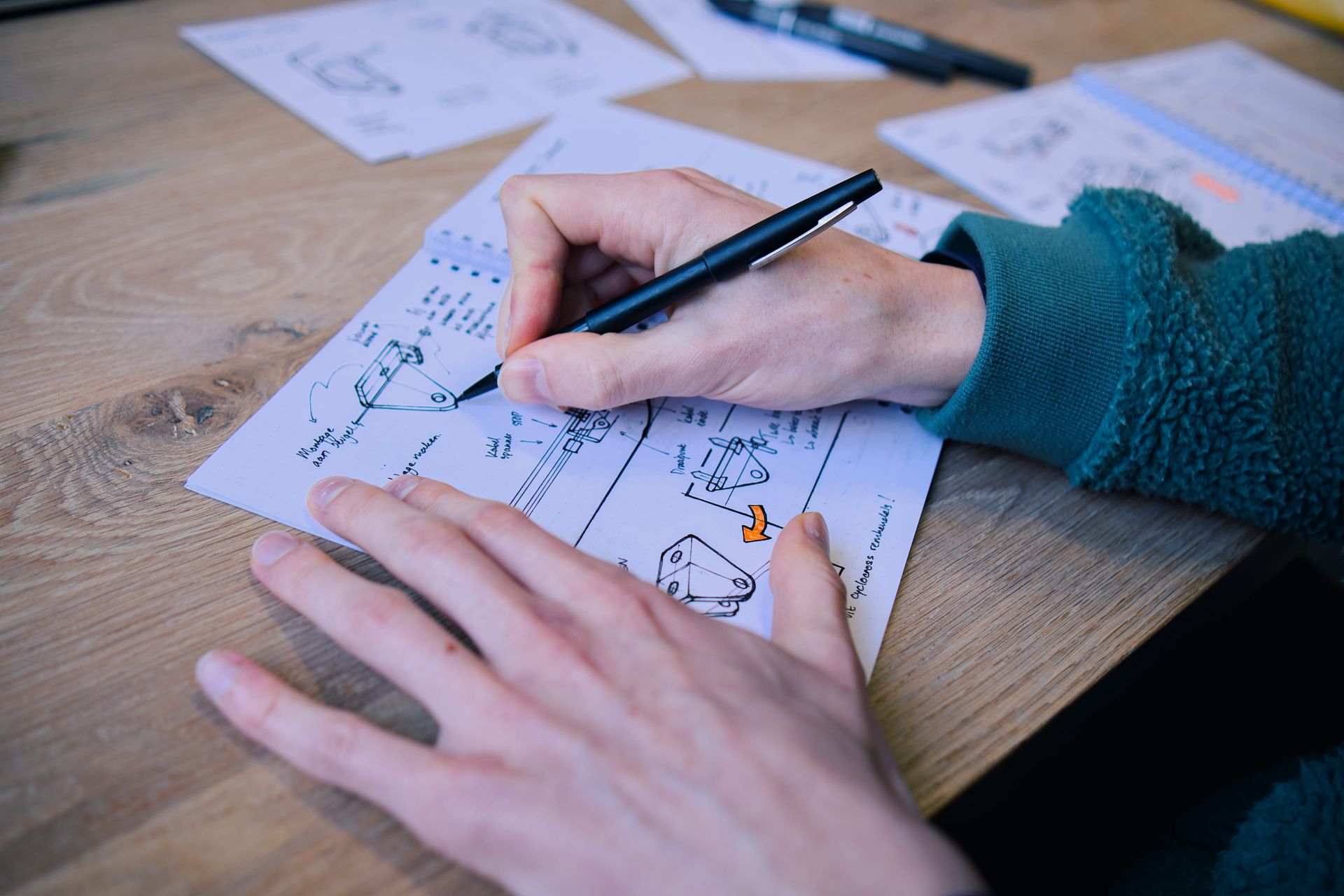 PEZY-ontwerper werkt productconcepten uit met schetsen