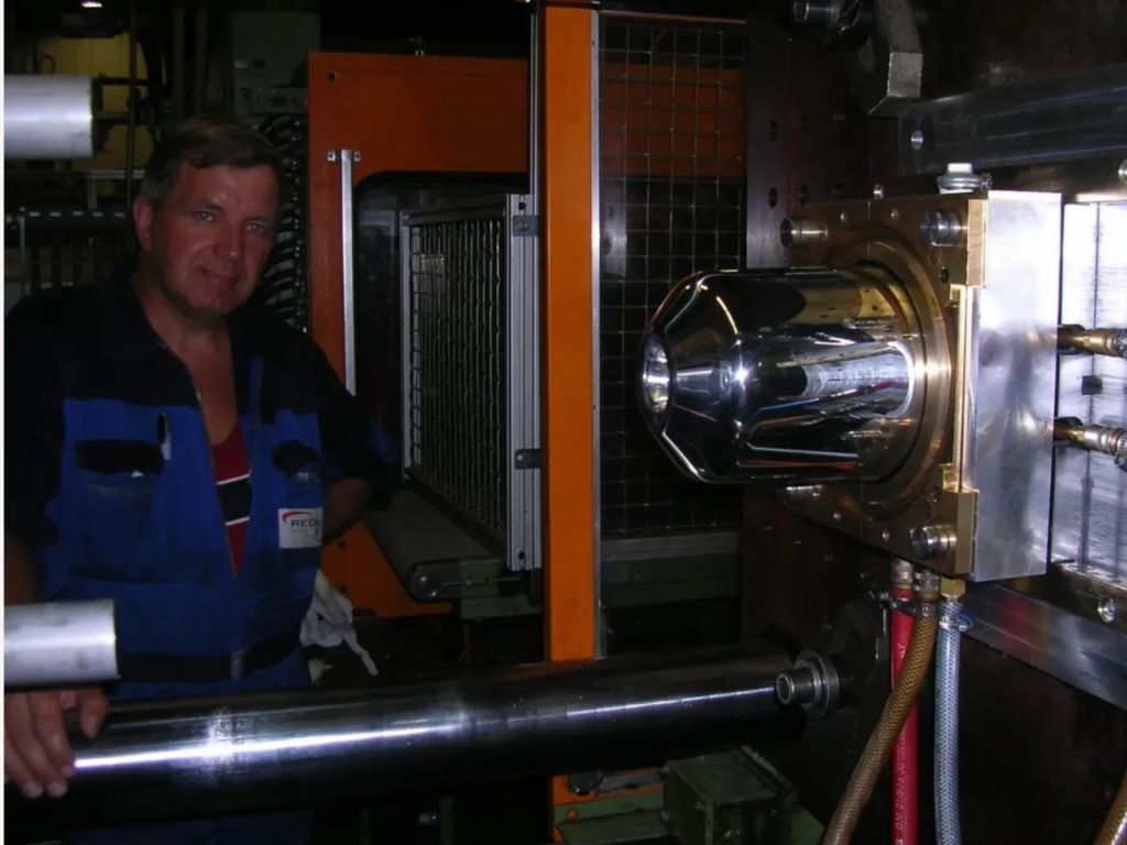 Productiegereedschap voor de Philips Living Color in een machine.